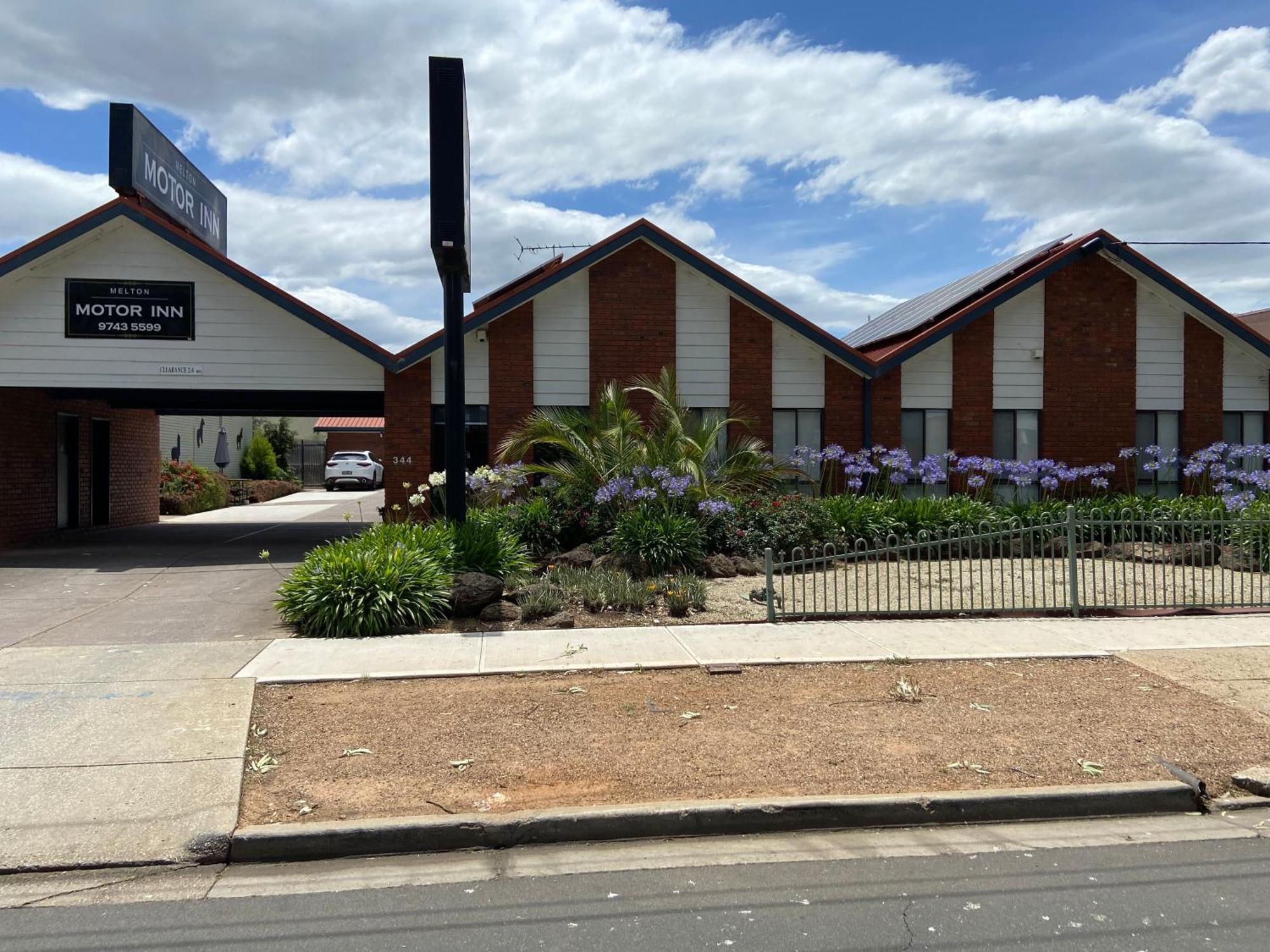 Melton Motor Inn And Apartments Exterior photo