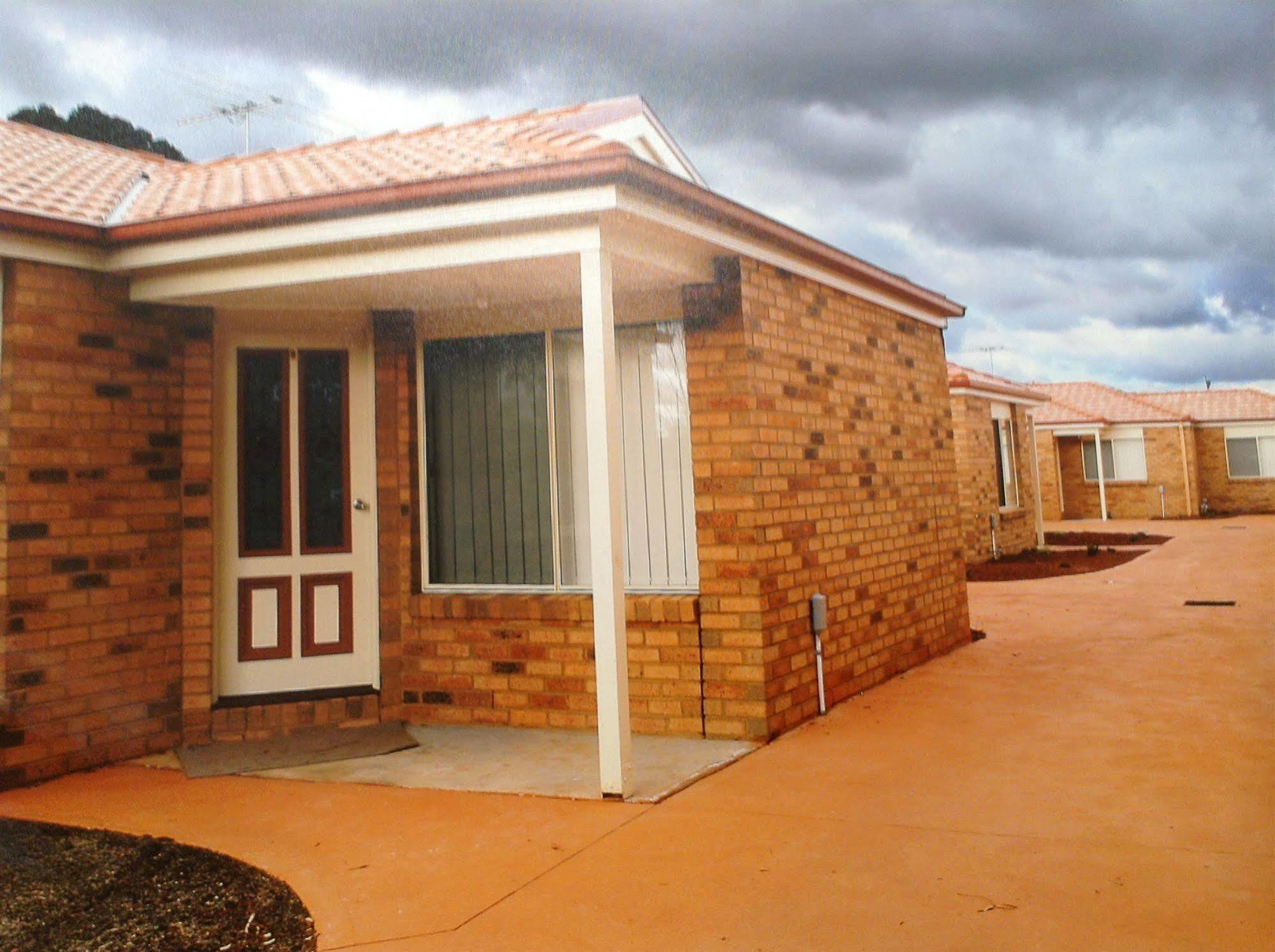 Melton Motor Inn And Apartments Exterior photo